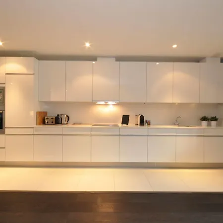 Your Base - Grand Canal Square Apartment Dublin